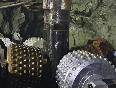 如何更換反井鉆機中心軸？