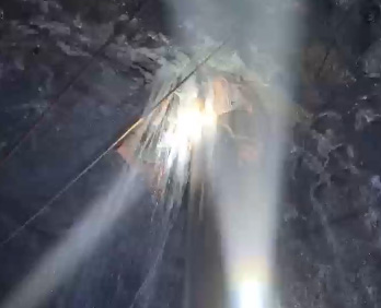 360米小孔打通，下完套管水非常大